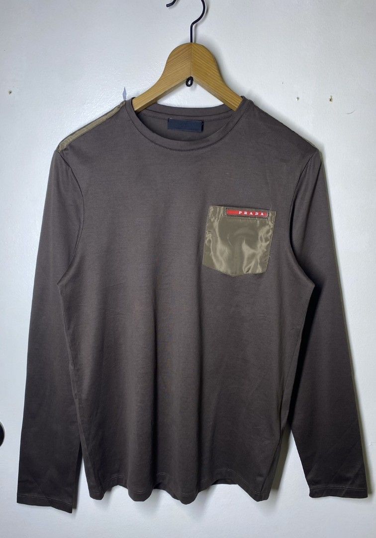 PRADA BASIC LOGO DRI FIT SWEATER (Category: Activewear) located in Manila. Submitted by lunaras_declutter (Listing ID 1469675373, Image 1). Description: EXCELLENT TO NEW CONDITION 9.9 COLOR RATE NO ISSUE.