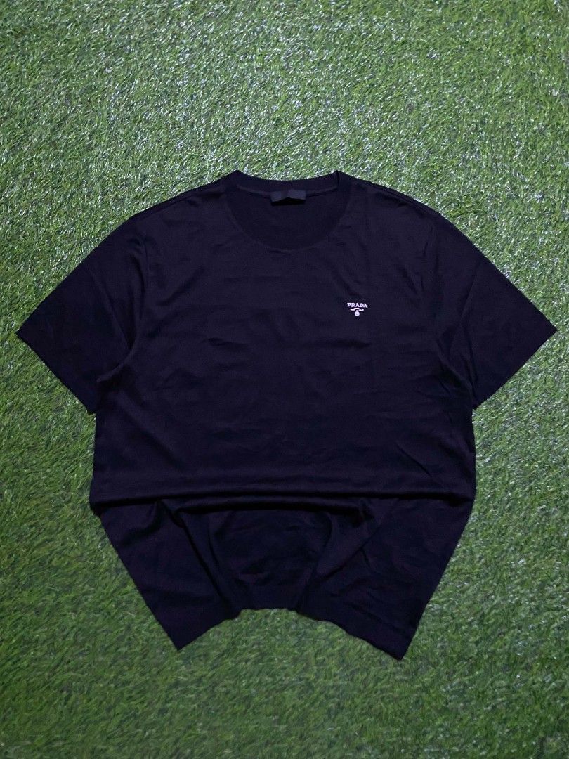 Prada Black T-Shirt Size 54 (Category: Tshirts & Polo Shirts ) located in Manila. Submitted by franzenbal30332 (Listing ID 1469715165, Image 1). Description: PRADA (DRI FIT) SIZE L WIDTH - 21.5 LENGTH - 29 COLOR RATE 9.7 EXCELLENT CONDI NO ISSUE.