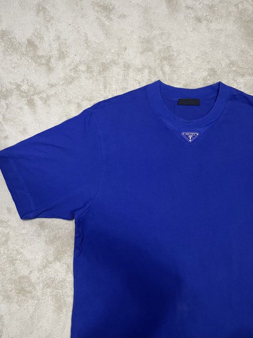 ‎Prada Triangle Logo Cotton T-Shirt (Category: Luxury Apparel) located in Bacoor. Submitted by southhustlaaaaa (Listing ID 1469621942, Image 3). Description: ‎Prada Triangle Logo Cotton T-Shirt ‎authentic size: large length: 29 ‎width: 21 excellent condition issue❌.