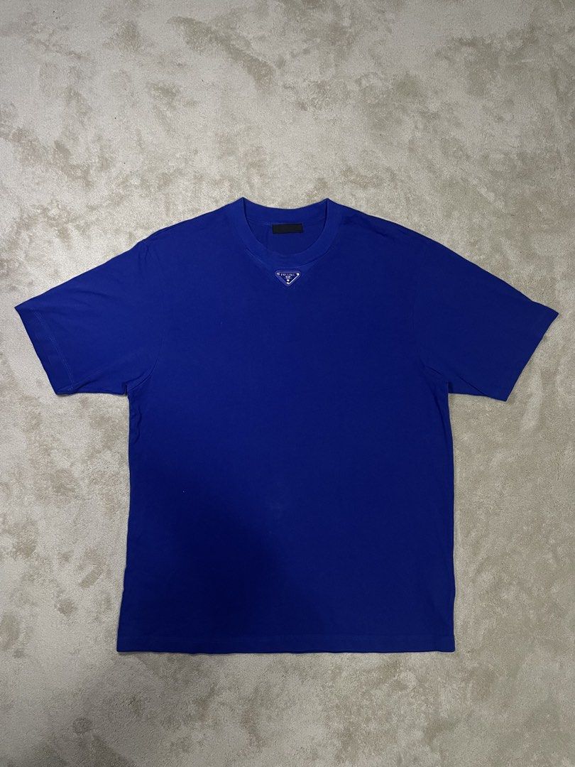 ‎Prada Triangle Logo Cotton T-Shirt (Category: Luxury Apparel) located in Bacoor. Submitted by southhustlaaaaa (Listing ID 1469621942, Image 2). Description: ‎Prada Triangle Logo Cotton T-Shirt ‎authentic size: large length: 29 ‎width: 21 excellent condition issue❌.