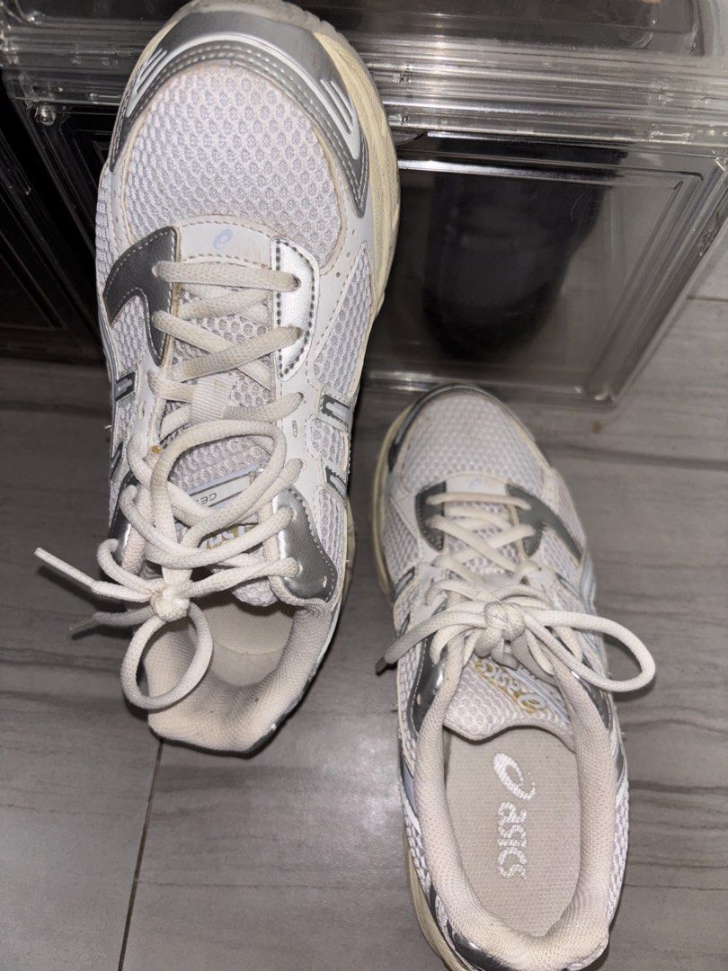 Preloved ASICS Gel 1130 Size US 8 (Category: Sneakers) located in Pasig City. Submitted by anjlslng (Listing ID 1469611896, Image 1). Description: - Brand: ASICS - Color: White and silver with metallic overlays - Size: US 8 / EURO 39.5 / CM 25.0 - Style: Classic chunky sneaker, highly comfortable for everyday wear - Inclusions: Comes with white laces - Condition: Normal signs of previous wear on soles and insoles.