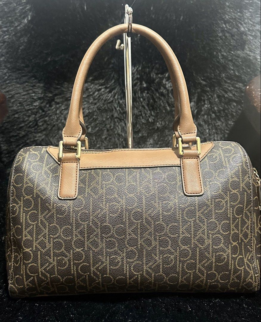 Preloved Calvin Klein large duffle bag original 💯 (Category: Tote Bags) located in Caloocan City. Submitted by rqueenluxuryph (Listing ID 1469752751, Image 3). Description: Preloved Calvin Klein duffle bag original 💯 Condition rate: 8/10 Honest issue: wlang minor or major issue sign of usage lang po .