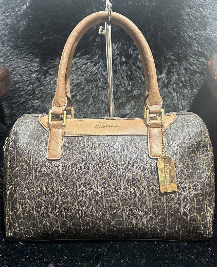 Preloved Calvin Klein large duffle bag original 💯 (Category: Tote Bags) located in Caloocan City. Submitted by rqueenluxuryph (Listing ID 1469752751, Image 2). Description: Preloved Calvin Klein duffle bag original 💯 Condition rate: 8/10 Honest issue: wlang minor or major issue sign of usage lang po .