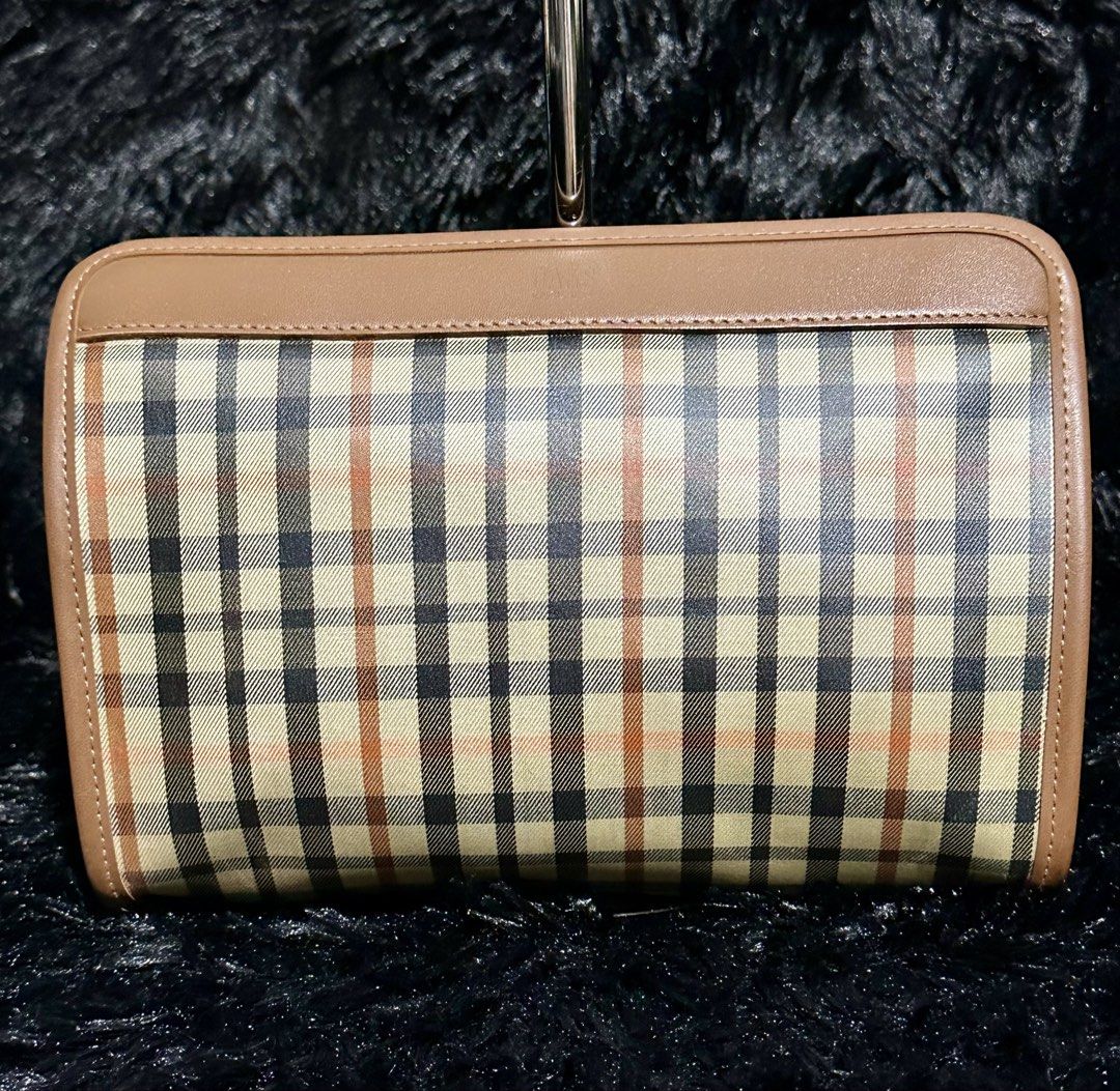 Preloved DAKS clutch bag original 💯 (Category: Belt bags, Clutches and Pouches) located in Caloocan City. Submitted by rqueenluxuryph (Listing ID 1469757067, Image 2). Description: Preloved DAKS clutch bag original 💯 Condition rate:9/10 Honest issue: no issue only sign of usage lang po .