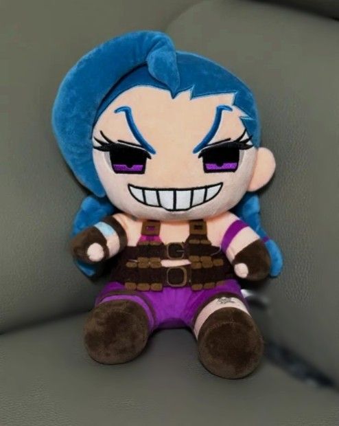 Preloved Jinx Plush 30cm (Category: Plushies & Soft Toys) located in Alicia. Submitted by celynahambotruecelyna39 (Listing ID 1469616749, Image 1). Description: Dream CNC League of Legends Jinx Sitting Plush Toy 30cm Dream C&C League Of Legends Jinx Plush 30cm Collectible.