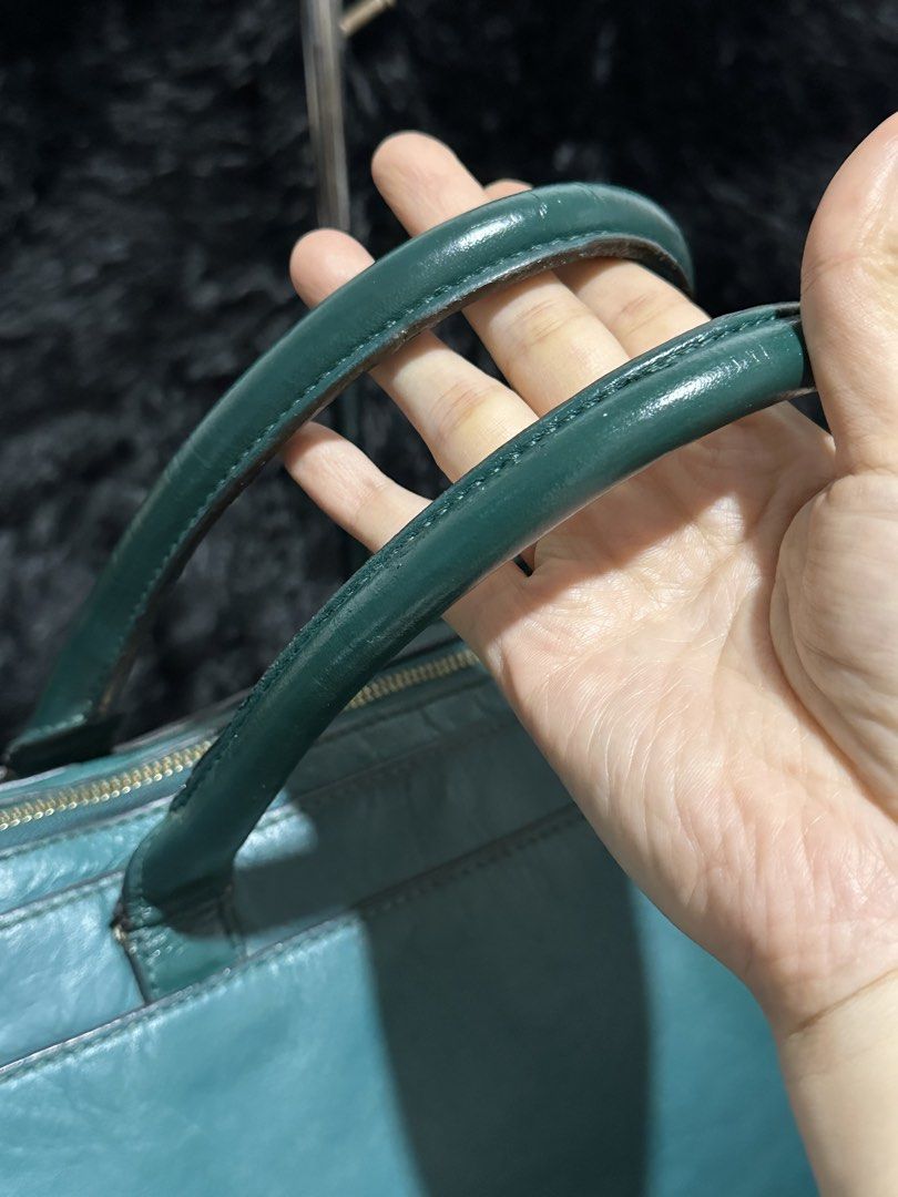 Preloved katespade leather tote bag original 💯 (Category: Tote Bags) located in Caloocan City. Submitted by rqueenluxuryph (Listing ID 1469757722, Image 3). Description: Preloved katespade large tote bag original 💯 Condition rate: 8/10 Honest issue sign of usage po .