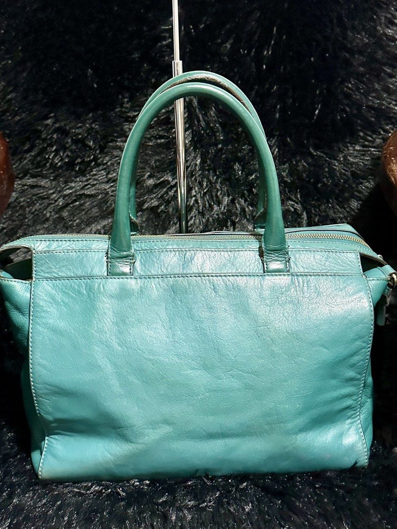 Preloved katespade leather tote bag original 💯 (Category: Tote Bags) located in Caloocan City. Submitted by rqueenluxuryph (Listing ID 1469757722, Image 2). Description: Preloved katespade large tote bag original 💯 Condition rate: 8/10 Honest issue sign of usage po .