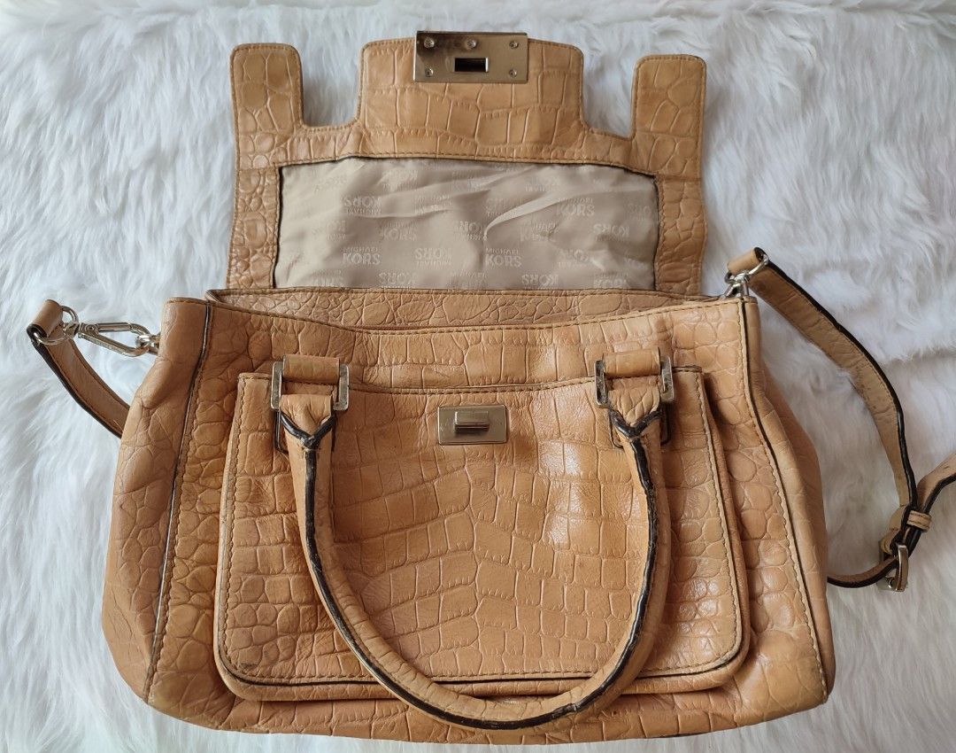 Preloved Michael Kors Bag (Category: Luxury Bags & Wallets) located in Bulacan. Submitted by mandjays (Listing ID 1469612816, Image 3). Description: Good condition with signs of usage. Please check all pictures posted. Strictly no returning of item. Negotiable!.