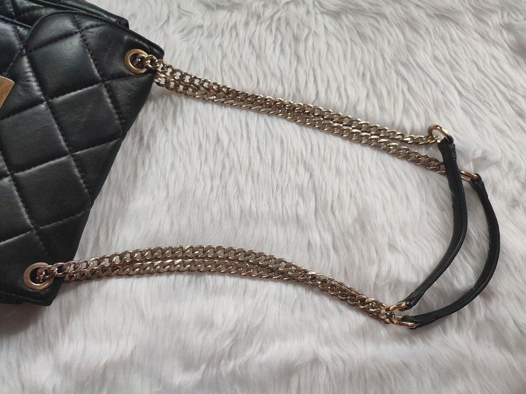 Preloved Michael Kors Chain Bag (Category: Luxury Bags & Wallets) located in Bulacan. Submitted by mandjays (Listing ID 1469602825, Image 3). Description: Good condition with signs of usage like faded hardwares. Please check all pictures posted. Strictly no returning of item. Negotiable!.