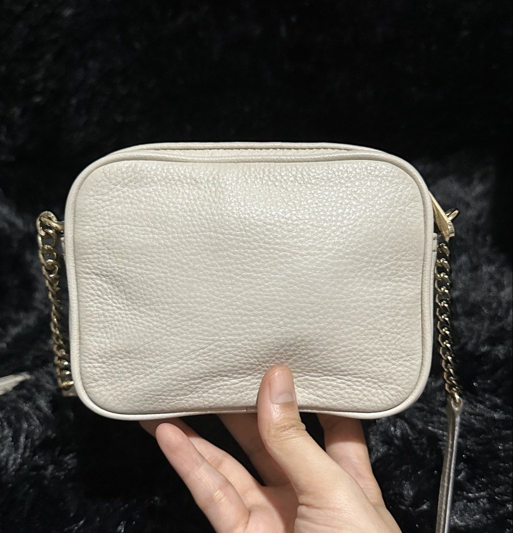 Preloved Mk Fulton mini sling bag original 💯 (Category: Purses & Pouches) located in Caloocan City. Submitted by rqueenluxuryph (Listing ID 1469758000, Image 2). Description: Preloved Mk Fulton mini sling bag original 💯 Ivory white Mini Condtion rate:8/10 Honest issue: minor gold hardware and logo scrathes .
