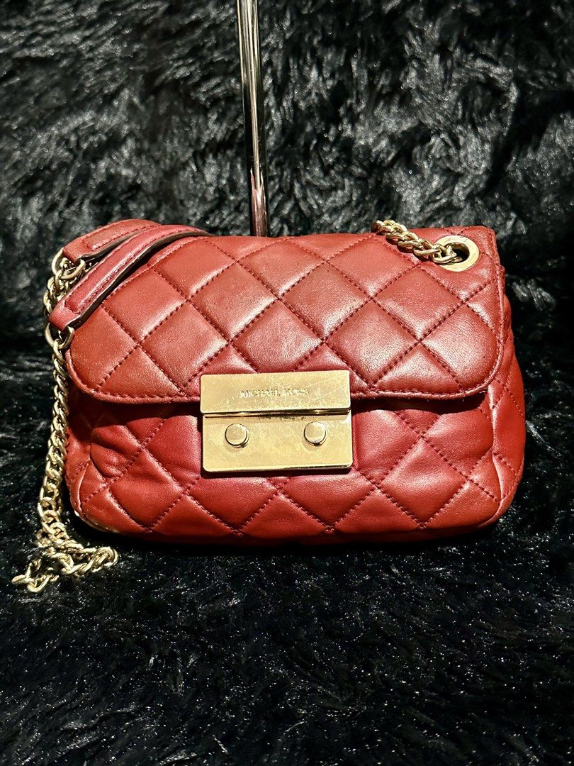Preloved Mk Quilted flap bag small original 💯 (Category: Cross-body Bags) located in Caloocan City. Submitted by rqueenluxuryph (Listing ID 1469755587, Image 2). Description: Preloved Mk Quilted flap sling bag original 💯 Wine red Small Condtion rate: 7/10 Honest issue: sign of usage Gold hardware tarnish and scrathes Medyo magaspang ung leather nya upper front un lang not visible pag hinawakan lang .