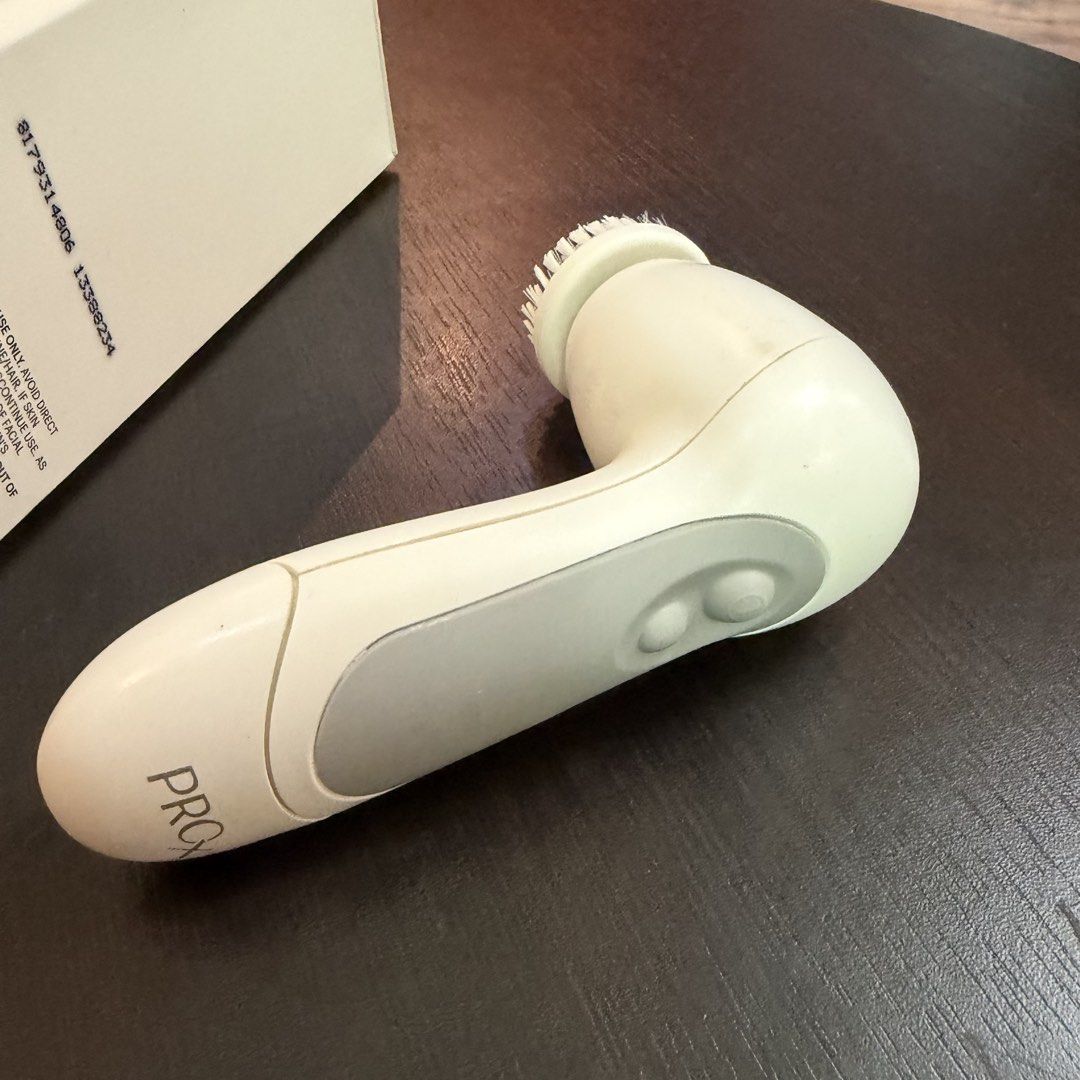 ProX by Olay Advanced Cleansing System (Category: Face Care) located in Las Pinas. Submitted by shop.eo.home (Listing ID 1469596556, Image 3). Description: - Authentic ProX by Olay facial cleansing brush system including original box - 2 speed settings for gentle daily cleaning and deep exfoliation - Excellent at removing stubborn makeup and impurities - Powered by 2 AA batteries for convenient cordless use - Condition: Box has minor shelf wear, 