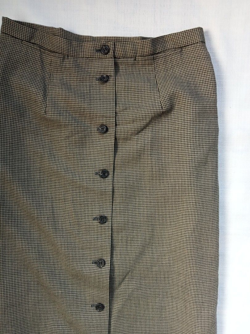 Ralph Lauren vintage houndstooth button front midi skirt (Category: Skirts) located in Bagabag. Submitted by thrift_stories96 (Listing ID 1469729208, Image 2). Description: Ralph Lauren vintage houndstooth button front midi skirt Medium Waistline - 28 to 29 Length - 36.5 Condition - excellent Cloth material Outer - wool With inner cloth silk Condition - excellent No flaw.