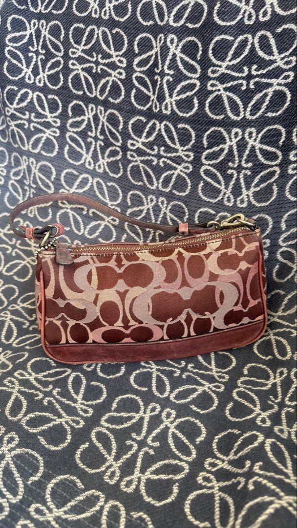 Rare Coach Demi pink maroon bag (Category: Luxury Bags & Wallets) located in Taguig. Submitted by meandmymatchaagainsttheworld (Listing ID 1469622281, Image 3). Description: Lalamove bgc loc.