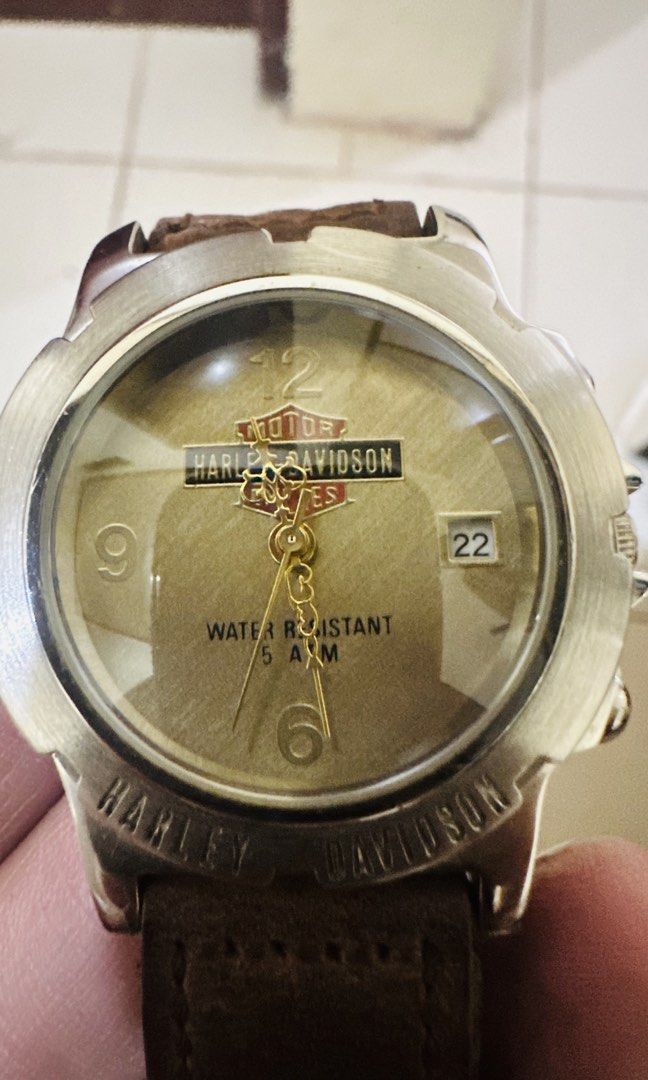Rare Vintage Harley-Davidson all OG (Category: Men's Watches) located in Candelaria. Submitted by kabjtc (Listing ID 1469258063, Image 1). Description: Up for sale is a rare, vintage Harley-Davidson Motor Cycles analog watch featuring a distinct rugged aesthetic. This timepiece showcases a classic gold-tone dial stamped with the iconic Harley-Davidson Bar & Shield logo, complete with a date window display at the 3 o’clock position. The standout f