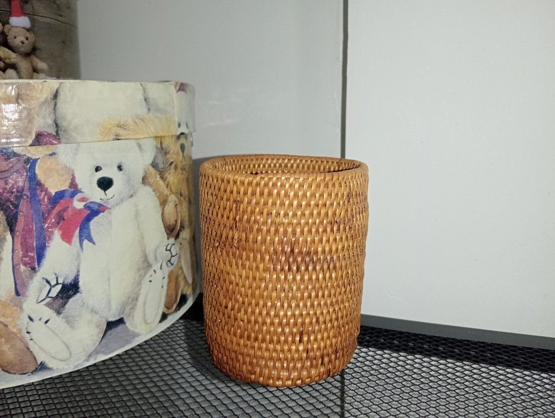 RATTAN PEN HOLDER (Category: Storage Boxes & Baskets) located in Kawit. Submitted by gieclutter (Listing ID 1469665681, Image 1). Description: Flakers and joy reservers are 𝗻𝗼𝘁 𝗮𝗹𝗹𝗼𝘄𝗲𝗱 Actual photos, sized precisely Verify item's dimensions first All sales are final—no returns, exchanges, or refunds 𝗖𝗢𝗡𝗗𝗜𝗧𝗜𝗢𝗡: ・𝗔𝗦 𝗜𝗦 ・has minimal dust and broken weaves 𝗟𝗢𝗖𝗔𝗧𝗜𝗢𝗡: Kawit, Cavite 𝗠𝗢𝗣: 𝗣𝗙/NO COD Item price + ₱𝟳𝟱 M
