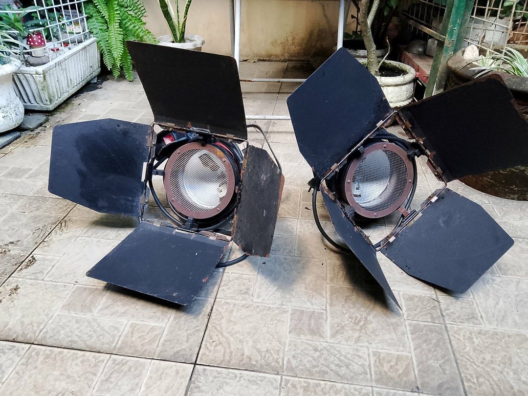Readhead 800 watts video light 2000 2 pcs (Category: Lighting & Studio Equipment) located in Mandaluyong City. Submitted by fashionski_shoppers (Listing ID 1469675370, Image 1). Description: Readhead 800 watts video light 2000 2 pcs.