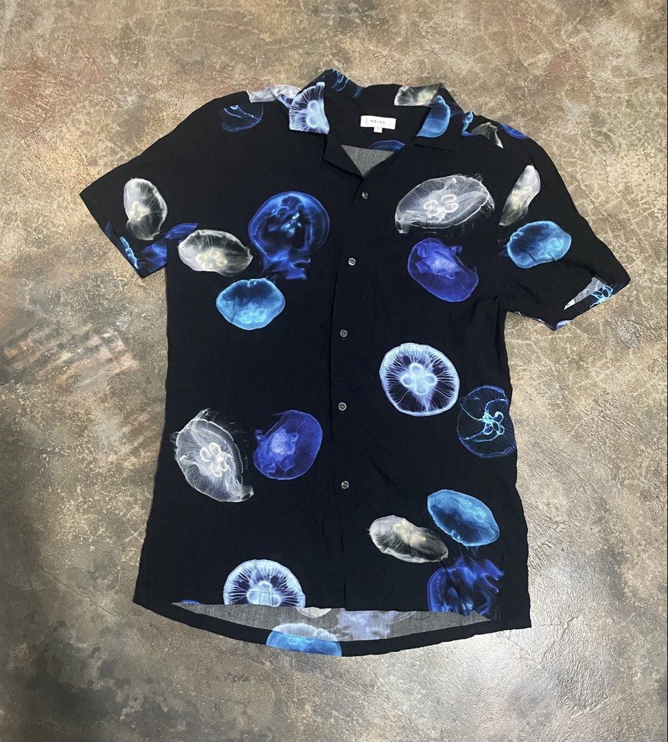 Reiss cuban jelly fish polo (Category: Tshirts & Polo Shirts ) located in Davao. Submitted by mj_designervintagecurator (Listing ID 1469720795, Image 3). Description: 📌in good condition 📌best fit xs to small 📌shoulder 17- bust 40- armpit 20- length 29 inches.