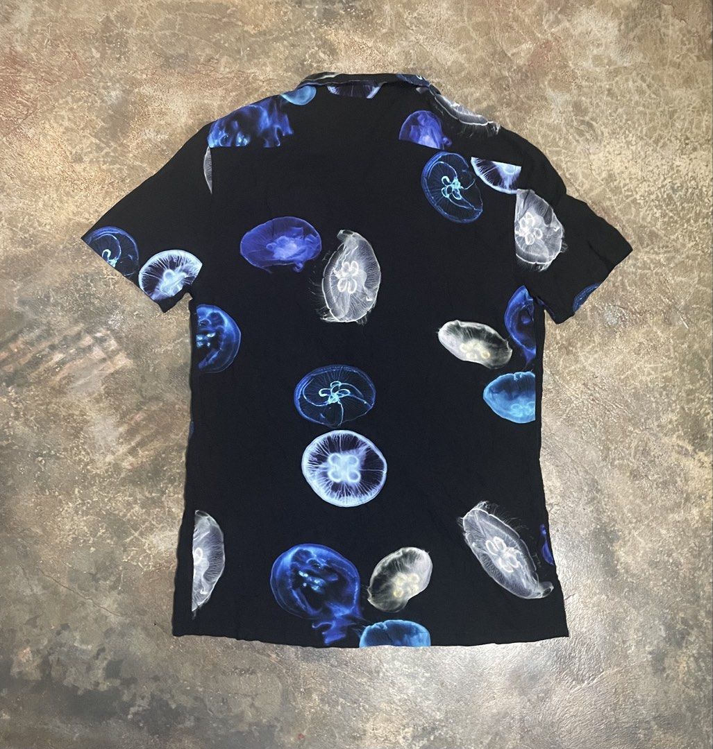 Reiss cuban jelly fish polo (Category: Tshirts & Polo Shirts ) located in Davao. Submitted by mj_designervintagecurator (Listing ID 1469720795, Image 2). Description: 📌in good condition 📌best fit xs to small 📌shoulder 17- bust 40- armpit 20- length 29 inches.