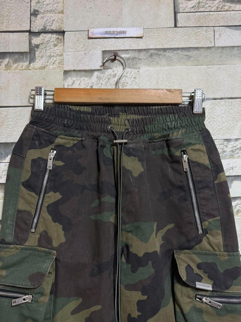 Represent Twill Camo Cargo Shorts (Category: Shorts) located in Santa Rosa. Submitted by alejon007 (Listing ID 1469677318, Image 3). Description: Represent Twill Camo Cargo Shorts 100% Legit Excellent condition No issues Size xs on tag best fit small x 17.5 length PRIC 1⃣5⃣8⃣0⃣ PM.