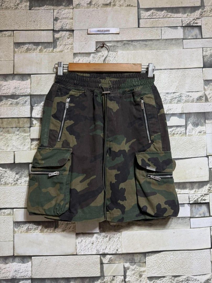Represent Twill Camo Cargo Shorts (Category: Shorts) located in Santa Rosa. Submitted by alejon007 (Listing ID 1469677318, Image 2). Description: Represent Twill Camo Cargo Shorts 100% Legit Excellent condition No issues Size xs on tag best fit small x 17.5 length PRIC 1⃣5⃣8⃣0⃣ PM.