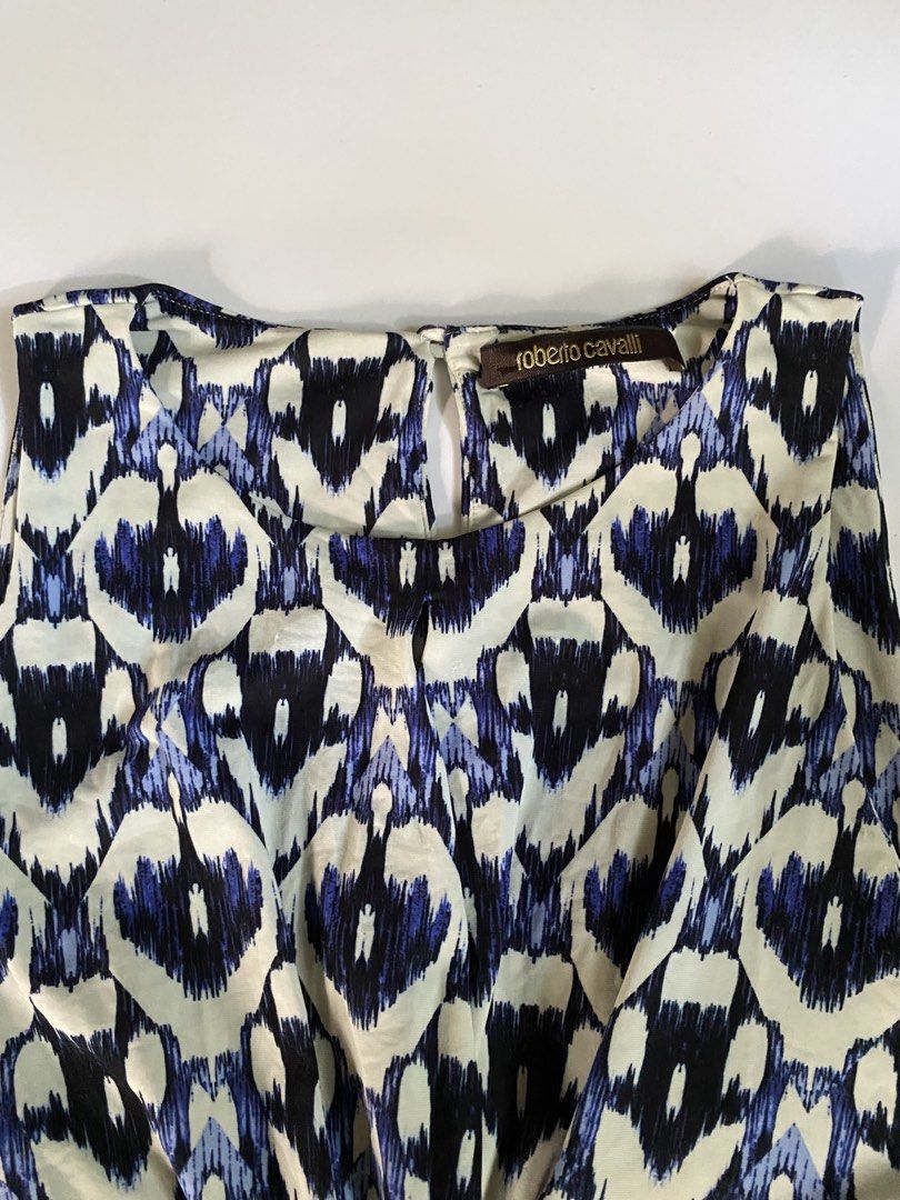 Roberto Cavalli Blue White Patterned Halter Neck Blouse (Category: Blouses) located in Dumangas. Submitted by hakdoooog (Listing ID 1469681994, Image 2). Description: Roberto cavalli S-M European fit Credits to the owner on the last slide! .