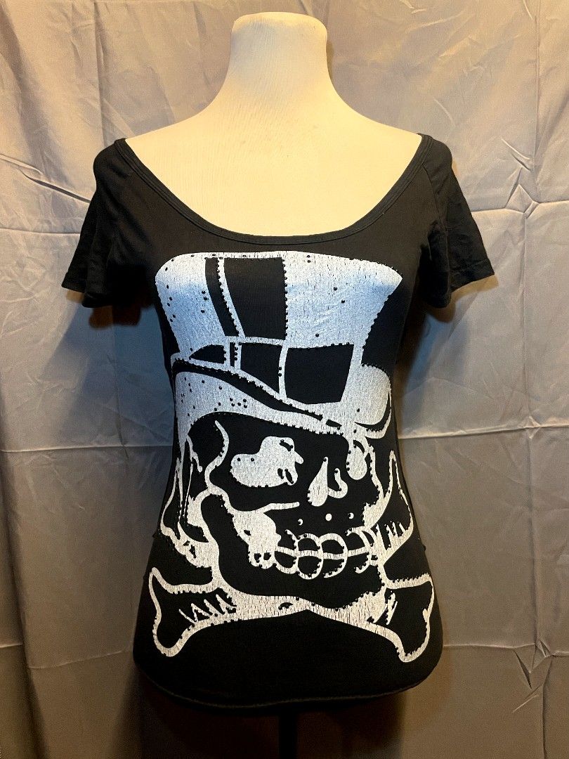 Rockers England Black Skull Top Shredded Back (Category: Tshirts & Polo Shirts ) located in Los Banos. Submitted by nicot_nit (Listing ID 1469711465, Image 3). Description: mine ₱930 (OR DROP YOUR BEST OFFER)❗ +sf 22x15.5 xxs-xs 10/10 no issues click or slides each photos for any flaws n other details, dm me or comment to purchase n other details.