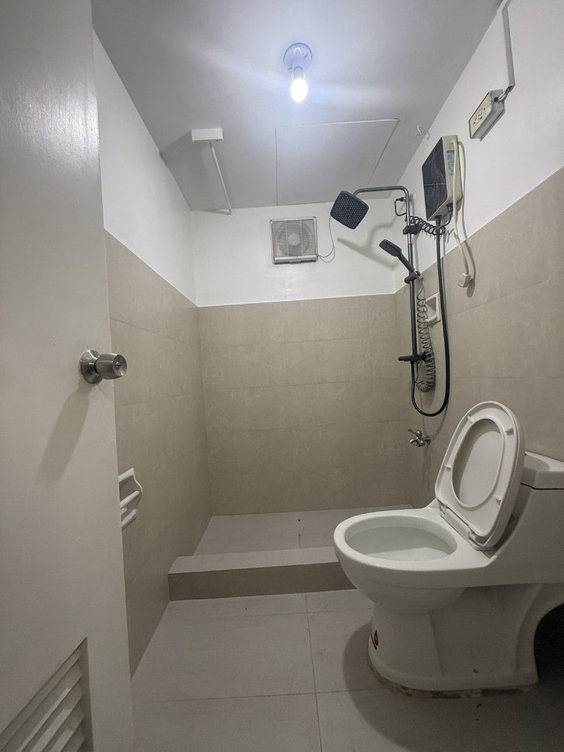 Rush Condo for sale (Category: Apartments & Condos) located in Paranaque City. Submitted by mariacarina2020 (Listing ID 1469638892, Image 2). Description: Rush sale condo at Cityland tower 9,Dela Rosa St.Makati City.