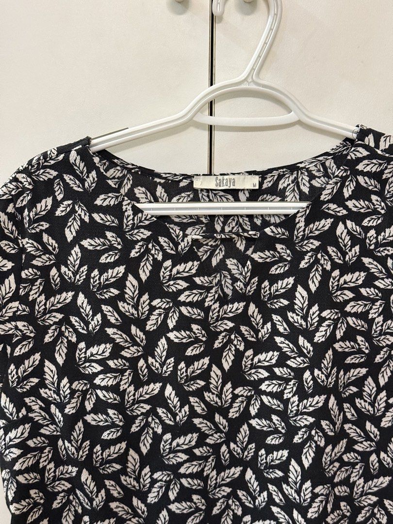 Sakaya Leaf-printed top with cutout (Category: Blouses) located in Quezon City. Submitted by hazpreloved (Listing ID 1469710230, Image 2). Description: Actual photos posted Discounts available for bulk orders! Tags: sm woman, xara, paperdolls, so-en, calypso, essenxa, plus size .