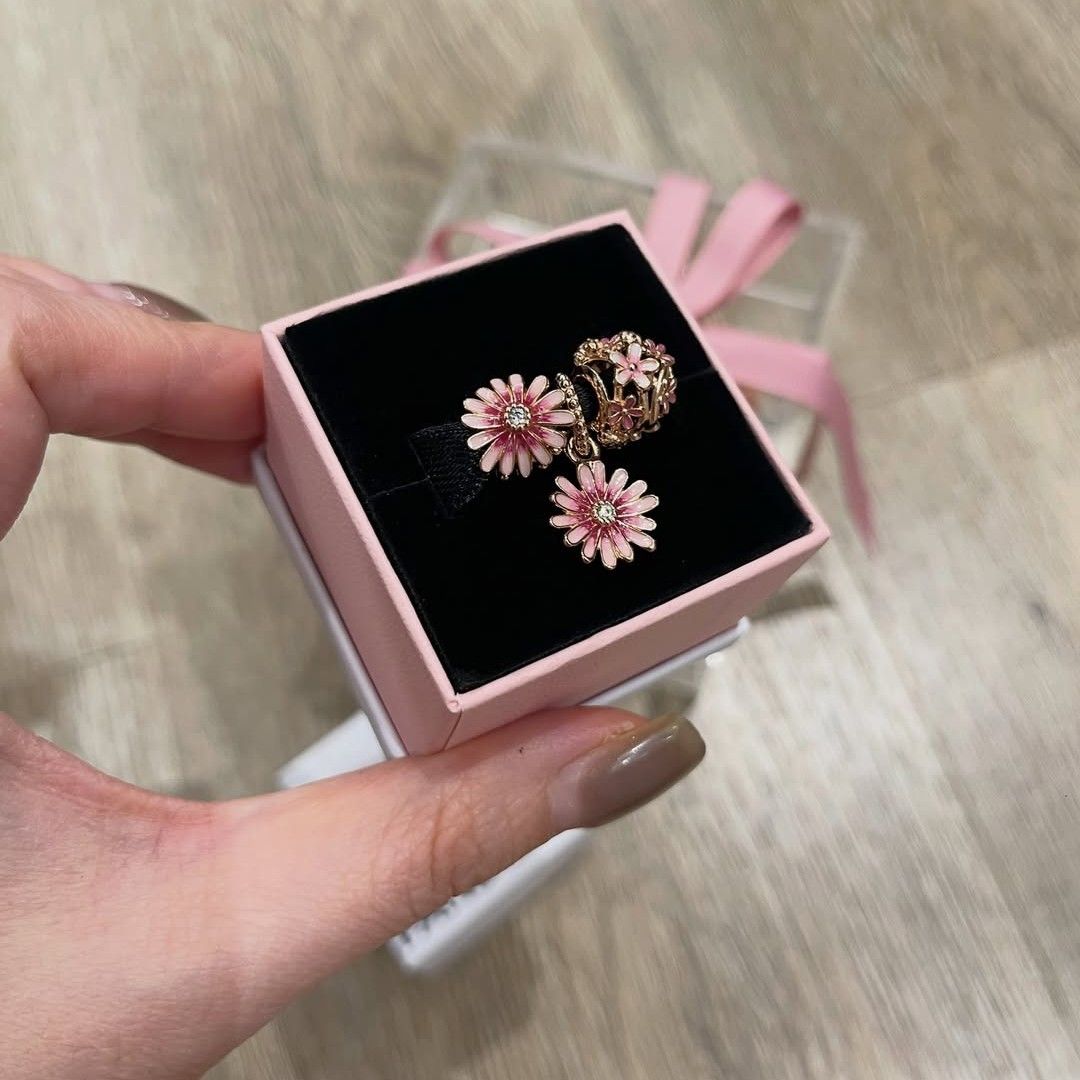 SALE❗Pandora Daisy Charm set (Category: Charms) located in Manila. Submitted by badaloves_u (Listing ID 1469704930, Image 3). Description: - 💯 Authentic Pandora with Authenticity ALE marks - FREE Box and Paper bag 🛍️ - ✨ FREE Cleaning to any Pandora Store 🛵 LALAMOVE courier for same day delivery 🚚 J&T provincial courier.