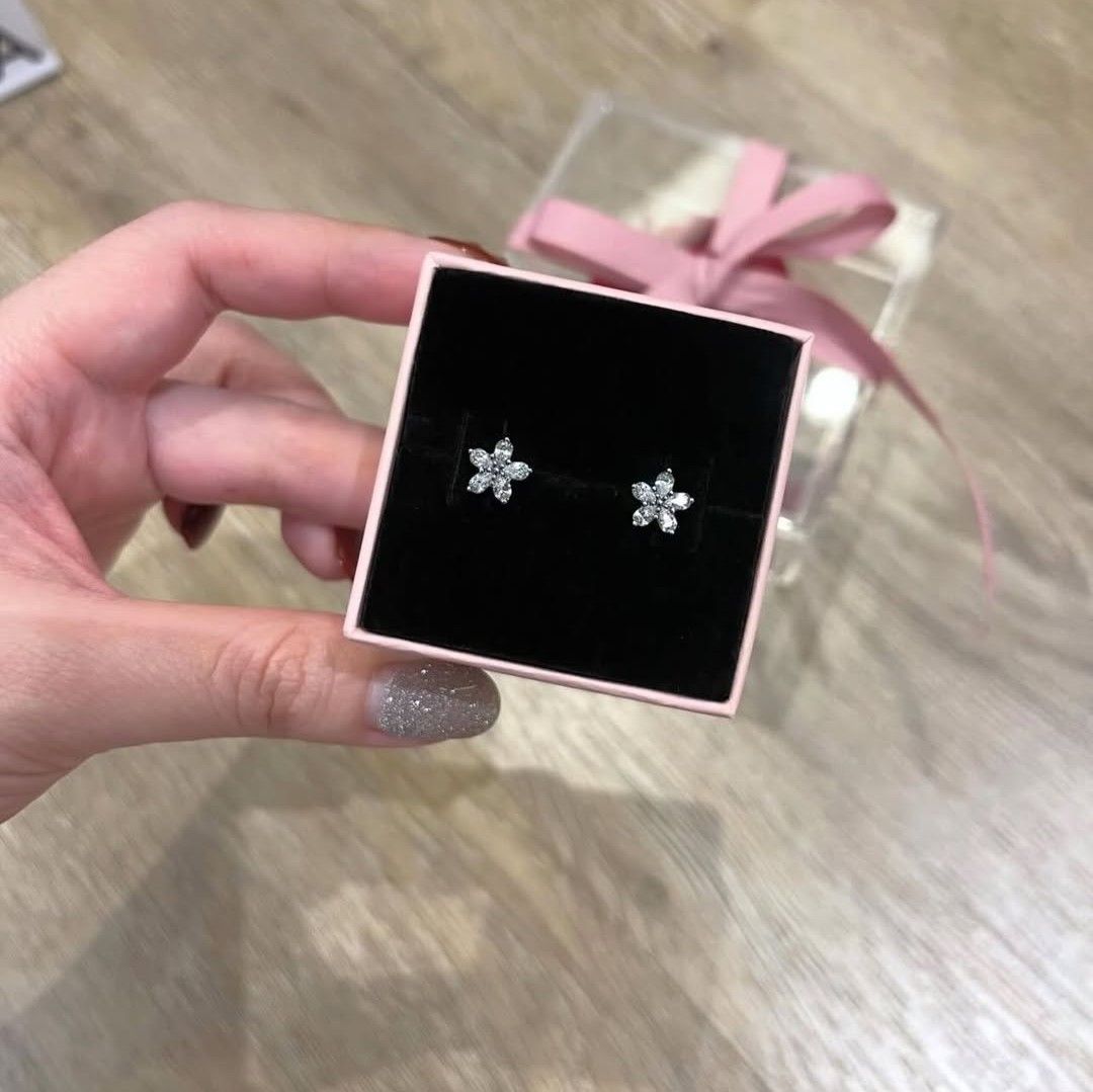 SALE❗Pandora Sparkling Snowflake Stud Earrings (Category: Earrings) located in Manila. Submitted by badaloves_u (Listing ID 1469704334, Image 3). Description: - 💯 Authentic Pandora with Authenticity ALE marks - FREE Box and Paper bag 🛍️ - ✨ FREE Cleaning to any Pandora Store 🛵 LALAMOVE courier for same day delivery 🚚 J&T provincial courier.