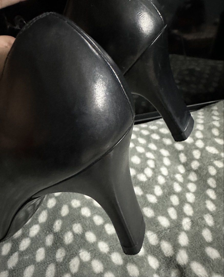Salvatore ferrogamo heels s7 (Category: Heels) located in Angeles City. Submitted by ritenianstuff (Listing ID 1469693968, Image 3). Description: Like new pointed ferrogamo heels Wla po ung metal logos nya kaya mura bago pa shoes authentic from Canada Add sf 54 Gcash payment.