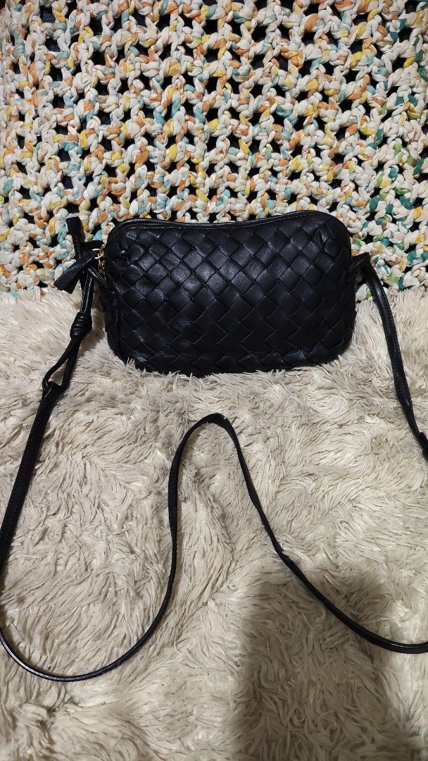 Samantha thavasa (Category: Cross-body Bags) located in Cebu City. Submitted by lumaynojes00490 (Listing ID 1469681433, Image 1). Description: good condition small size genuine leather .