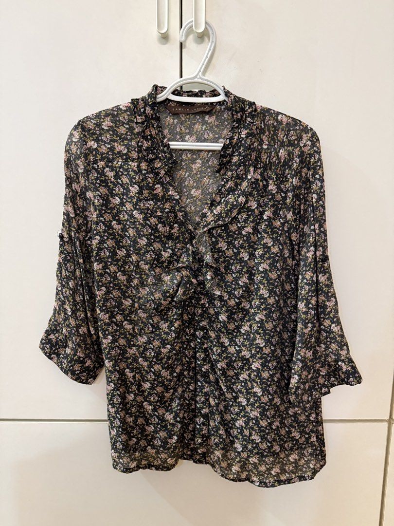 Samlin Ladies Black Floral Polo (Category: Blouses) located in Quezon City. Submitted by hazpreloved (Listing ID 1469709834, Image 1). Description: Actual photos posted Discounts available for bulk orders! Tags: sm woman, xara, paperdolls, so-en, calypso, essenxa, plus size .