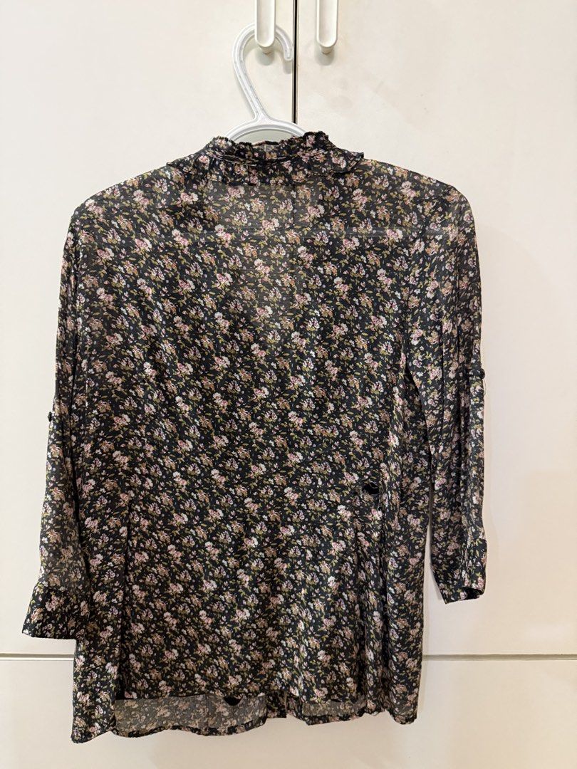 Samlin Ladies Black Floral Polo (Category: Blouses) located in Quezon City. Submitted by hazpreloved (Listing ID 1469709834, Image 3). Description: Actual photos posted Discounts available for bulk orders! Tags: sm woman, xara, paperdolls, so-en, calypso, essenxa, plus size .