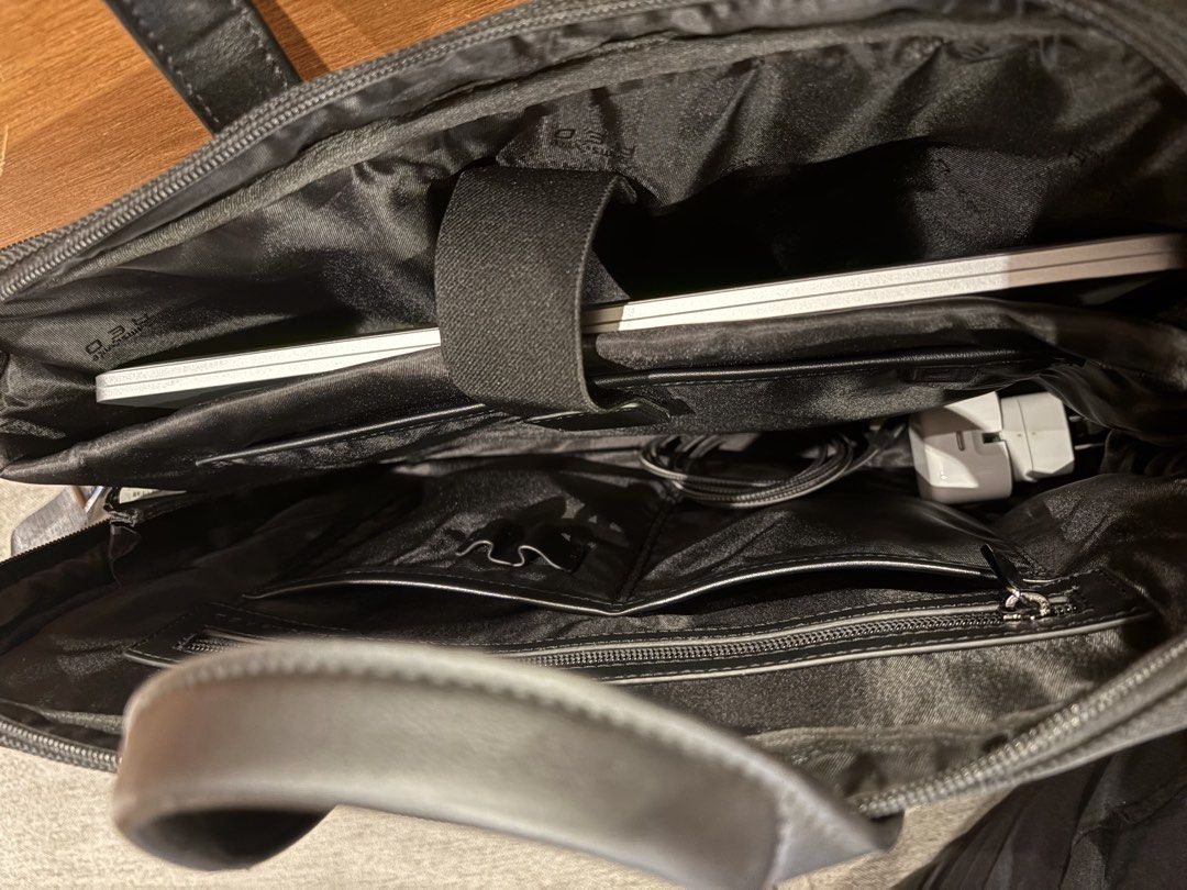 Samsonite Red Fauvios 2 Briefcase (Category: Briefcases) located in Manila. Submitted by okiesnomlasliad (Listing ID 1469676680, Image 3). Description: .