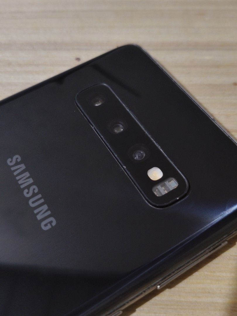 Samsung Galaxy S10 (Category: Samsung) located in Quezon City. Submitted by itzme_vrfr (Listing ID 1469675975, Image 2). Description: SWAP OR SALE 6K MAY LP PA SAMSUNG S10 (BASE VERSION) 8+8GB RAM 128GB RAM Dynamic AMOLED EXYNOS 9820 ULTRASONIC FINGERPRINT EXCELLENT CAMERA PA 4K 60FPS ISSUE: GLOBE LOCK AND MEDYO WLA NG DIKIT UNG RIGHTSIDE DI NAMAN NAALIS MEDYO PAANGAT LANG LOCATION: NOVALICHES QUEZON CITY.