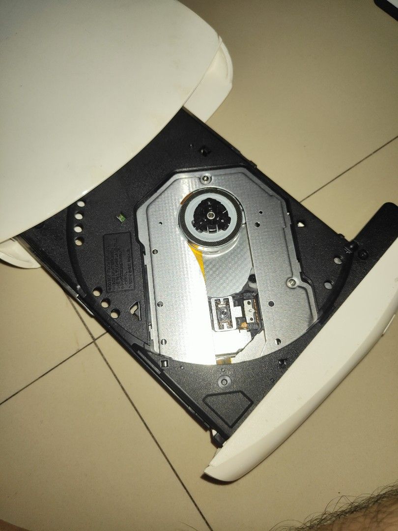 Samsung Optical Smart Hub SE-208BW (Category: Office & Business Technology) located in Manila. Submitted by jojemar890 (Listing ID 1469678130, Image 3). Description: - Model: Samsung Optical Smart Hub SE-208BW (White, Mfg: March 2012) - Condition: Fully working, reads DVDs smoothly, disc tray opens properly with green indicator lights - Connectivity: Supports both wireless and USB connection - Inclusions: Includes power adapter and remote control
