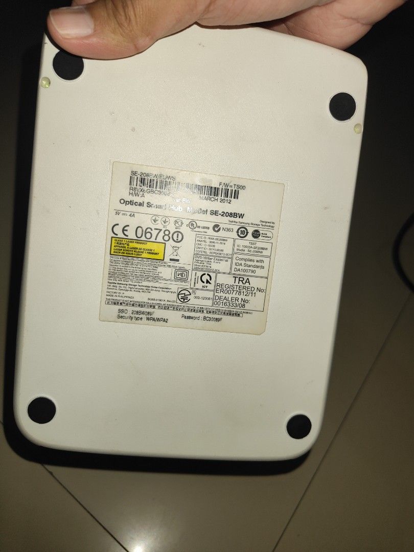 Samsung Optical Smart Hub SE-208BW (Category: Office & Business Technology) located in Manila. Submitted by jojemar890 (Listing ID 1469678130, Image 2). Description: - Model: Samsung Optical Smart Hub SE-208BW (White, Mfg: March 2012) - Condition: Fully working, reads DVDs smoothly, disc tray opens properly with green indicator lights - Connectivity: Supports both wireless and USB connection - Inclusions: Includes power adapter and remote control