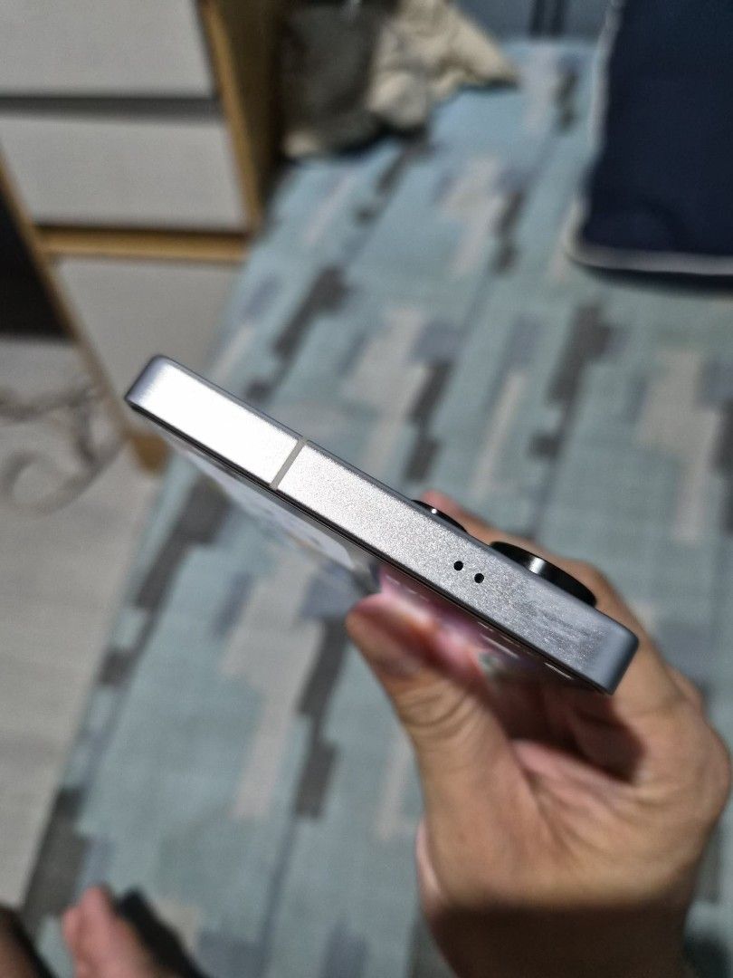 Samsung s25 ultra (Category: Samsung) located in Quezon City. Submitted by vincent908287 (Listing ID 1469729006, Image 2). Description: samsung galaxy s25 ultra 512 dual sim sim 1 smart lock sim 2 open line but only call and txt not used mobile data maybe couse smort lock comes with charger and 2 cases.