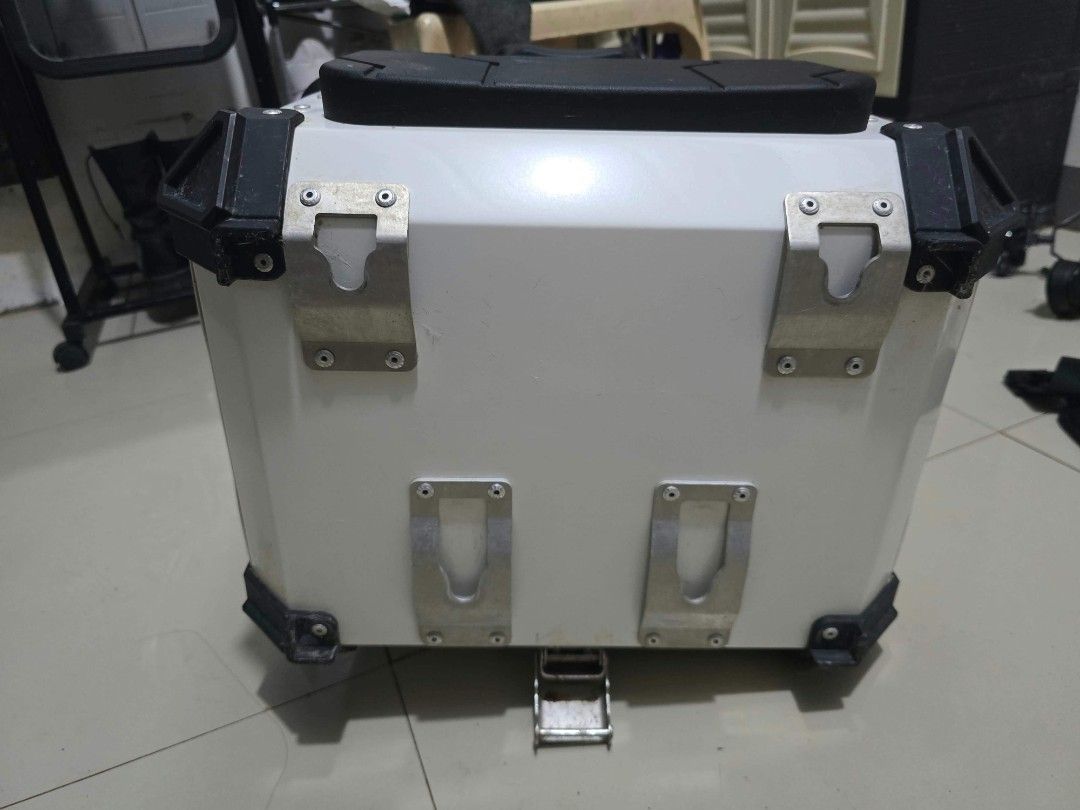 SEC Top Box White and Black (Category: Body Parts and Accessories) located in Manila. Submitted by milamartina123 (Listing ID 1469597945, Image 1). Description: issue: see the last photo. nasagi Lang sa parking. used only twice. - Brand/Model: SEC Motosupply Aluminum Top Box - Color: White and Black - Durability: Heavy-duty construction with sturdy plastic-protected top corners - Security: Dual latch locks to keep your belongings safe - Interior: