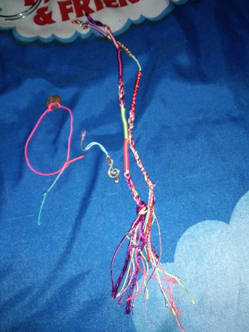 Set friendship bracelets with notes bookmark (Category: Bracelets) located in Quezon City. Submitted by eidorableshop (Listing ID 1469704961, Image 1). Description: .
