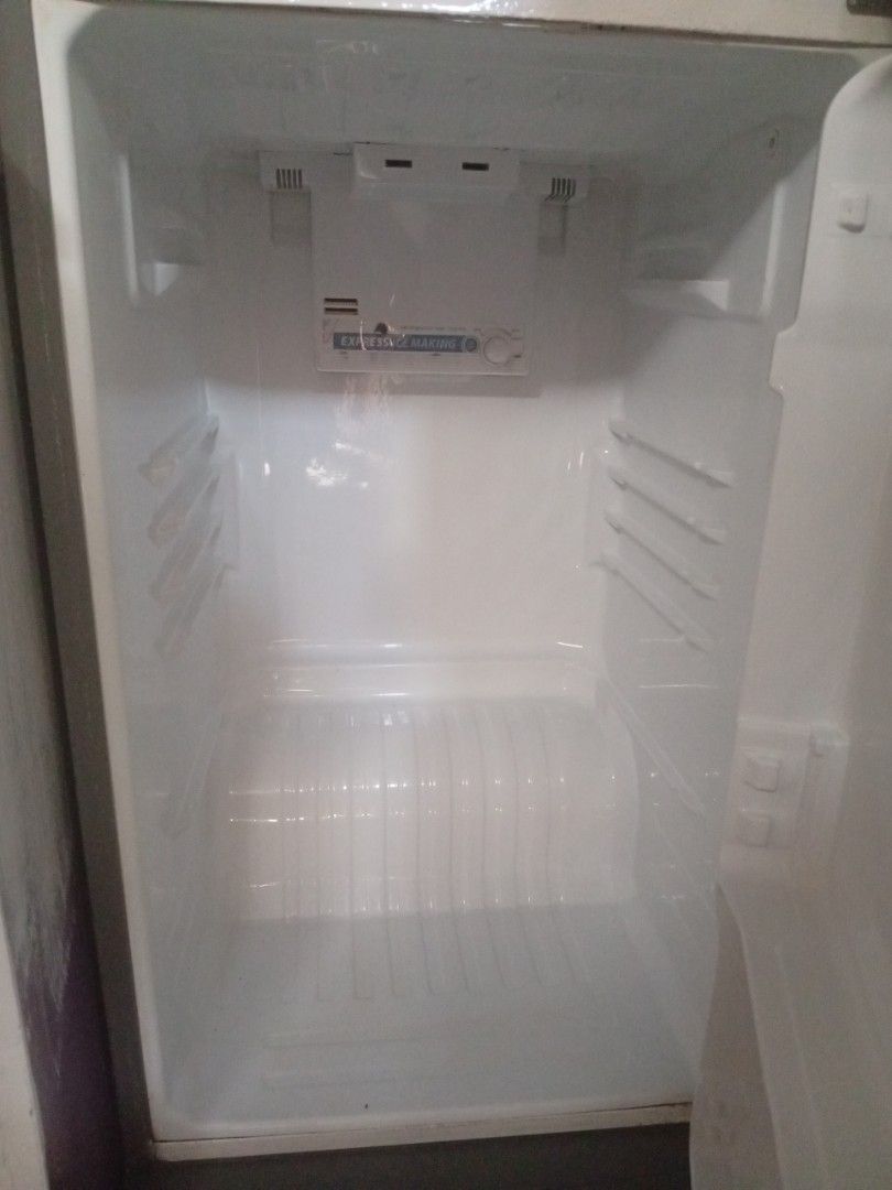 SHARP NON FROZE REFRIGERATOR 5ft. (Category: Refrigerators and Freezers) located in Manila. Submitted by quiin_taray (Listing ID 1469581489, Image 2). Description: ISSUE - FRION KAYO NA BAHALA MAGPA GAWA, GAMIT SA TINDAHAN MY BAGO NA, KESA MA STOCK LANG.