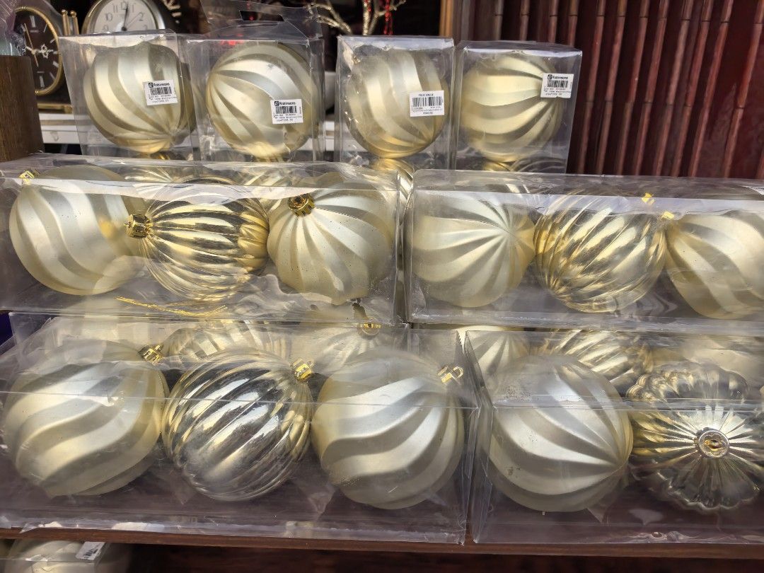 Shatterproof Christmas Baubles Gold 100mm (Category: Vintage Collectibles) located in Rizal. Submitted by gkstcenit (Listing ID 1469747995, Image 3). Description: -MALL PULL OUT With some scratches 135each/pack 4packs 500 Brand: Sparkle Christmas Ornaments - Color: Elegant Gold - Size: 100mm per bauble - Material: Safe and shatterproof - Design: Beautiful ribbed swirled pattern - Packaging: 6 pieces per clear plastic box - Availability: Multiple 