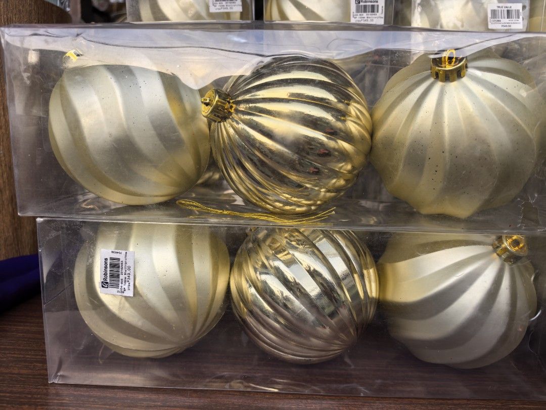 Shatterproof Christmas Baubles Gold 100mm (Category: Vintage Collectibles) located in Rizal. Submitted by gkstcenit (Listing ID 1469747995, Image 1). Description: -MALL PULL OUT With some scratches 135each/pack 4packs 500 Brand: Sparkle Christmas Ornaments - Color: Elegant Gold - Size: 100mm per bauble - Material: Safe and shatterproof - Design: Beautiful ribbed swirled pattern - Packaging: 6 pieces per clear plastic box - Availability: Multiple 
