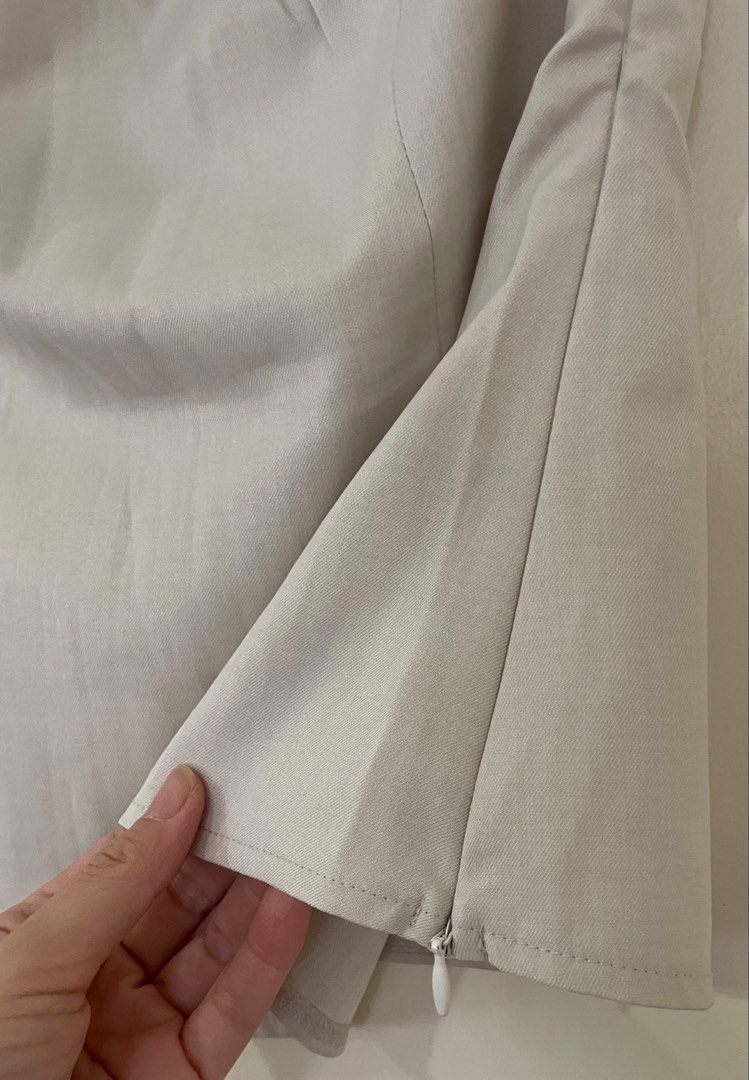 SHEIN Beige Tube Top (Category: Sleeveless) located in Mandaue City. Submitted by piacatrina08 (Listing ID 1469633829, Image 3). Description: - Size: M - Features: Side zipper, elastic bust part - Measurements: Bust 28"-34", Length 17".