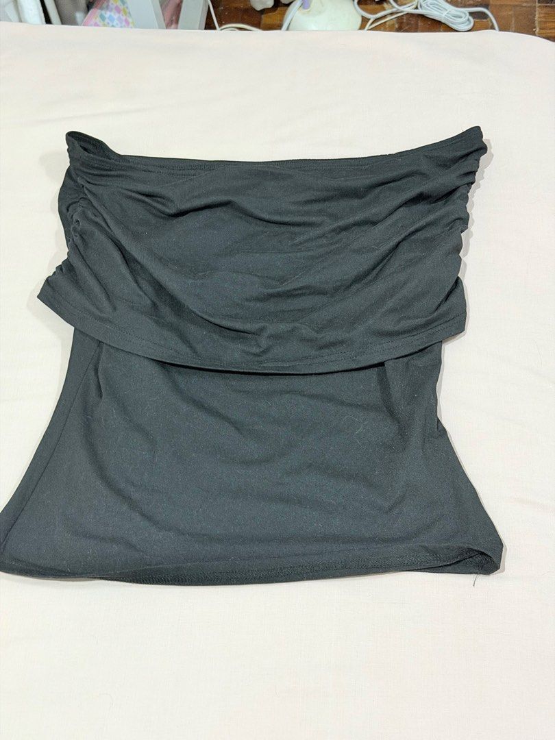 SHEIN Black Off-Shoulder Ruffle Top Size L (Category: Sleeveless) located in Paranaque City. Submitted by hannahking36 (Listing ID 1469585605, Image 2). Description: - Brand: SHEIN - Style: Black strapless top with overlay ruffle detail - Size: L (Fits EU 40/42 or US 8/10) - Material: 93% polyester, 7% elastane (super stretchy and soft) - Condition: Great basic for layering or going out - Easy to pair with jeans or a skirt.