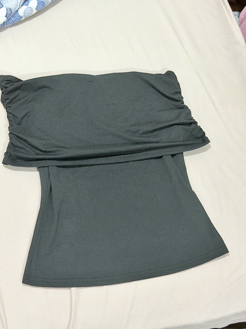 SHEIN Black Off-Shoulder Ruffle Top Size L (Category: Sleeveless) located in Paranaque City. Submitted by hannahking36 (Listing ID 1469585605, Image 1). Description: - Brand: SHEIN - Style: Black strapless top with overlay ruffle detail - Size: L (Fits EU 40/42 or US 8/10) - Material: 93% polyester, 7% elastane (super stretchy and soft) - Condition: Great basic for layering or going out - Easy to pair with jeans or a skirt.