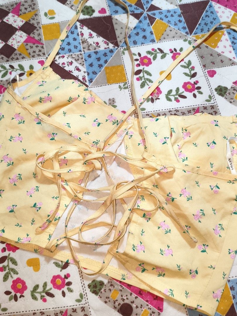 Shein floral top (Category: Sleeveless) located in Las Pinas. Submitted by dnbrbnt (Listing ID 1469699887, Image 2). Description: .