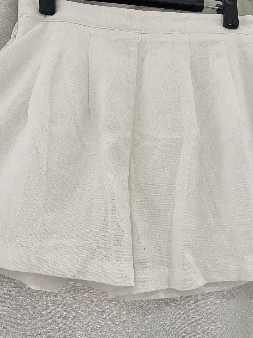 SHEIN White Pleated Shorts (Category: Shorts) located in Mandaue City. Submitted by piacatrina08 (Listing ID 1469627045, Image 2). Description: - Size: S (Fits waist 26 to 28 inches, Length 14.5 inches) - Has lining underneath.